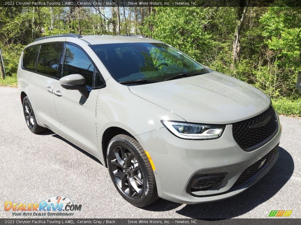 Front 3/4 View of 2023 Chrysler Pacifica Touring L AWD Photo #4