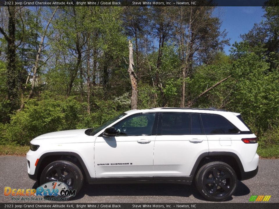 2023 Jeep Grand Cherokee Altitude 4x4 Bright White / Global Black Photo #1