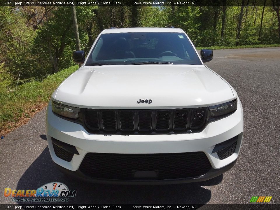 2023 Jeep Grand Cherokee Altitude 4x4 Bright White / Global Black Photo #3