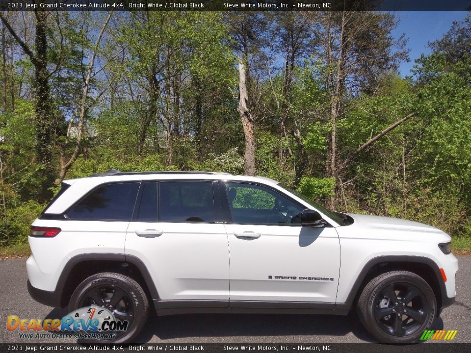 2023 Jeep Grand Cherokee Altitude 4x4 Bright White / Global Black Photo #5