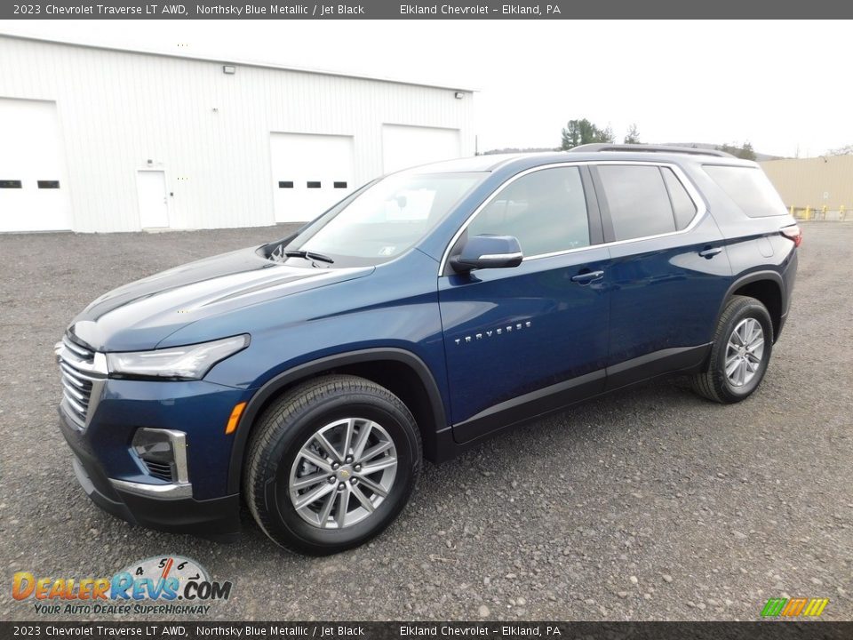 Front 3/4 View of 2023 Chevrolet Traverse LT AWD Photo #1