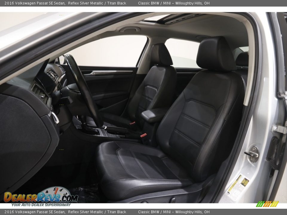 Front Seat of 2016 Volkswagen Passat SE Sedan Photo #5