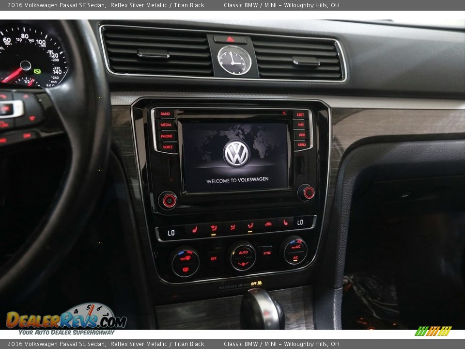 Controls of 2016 Volkswagen Passat SE Sedan Photo #9