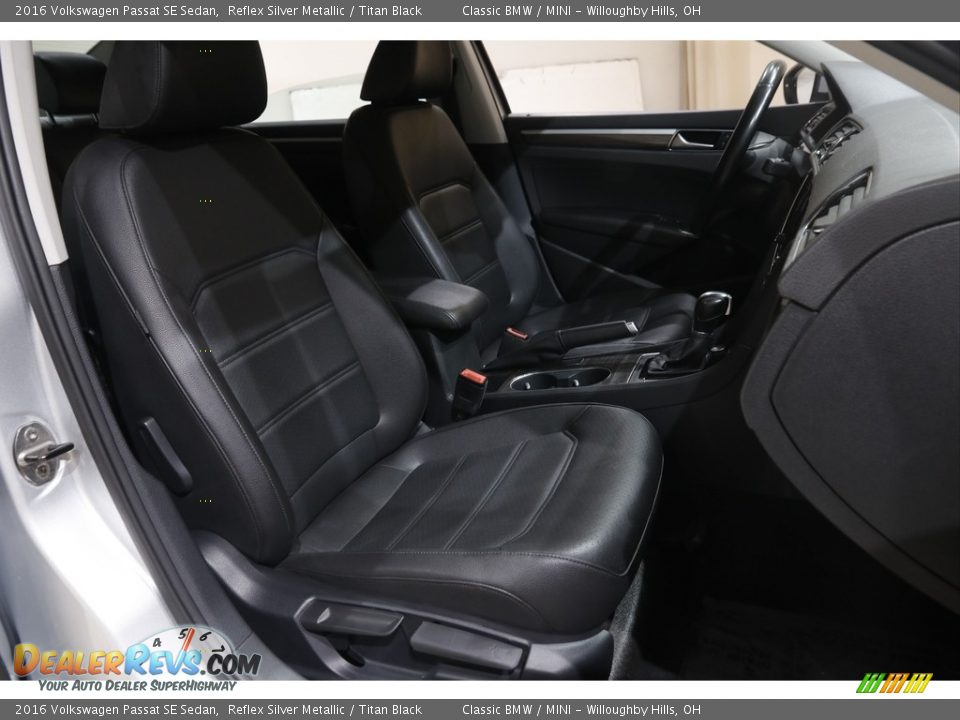 Front Seat of 2016 Volkswagen Passat SE Sedan Photo #16