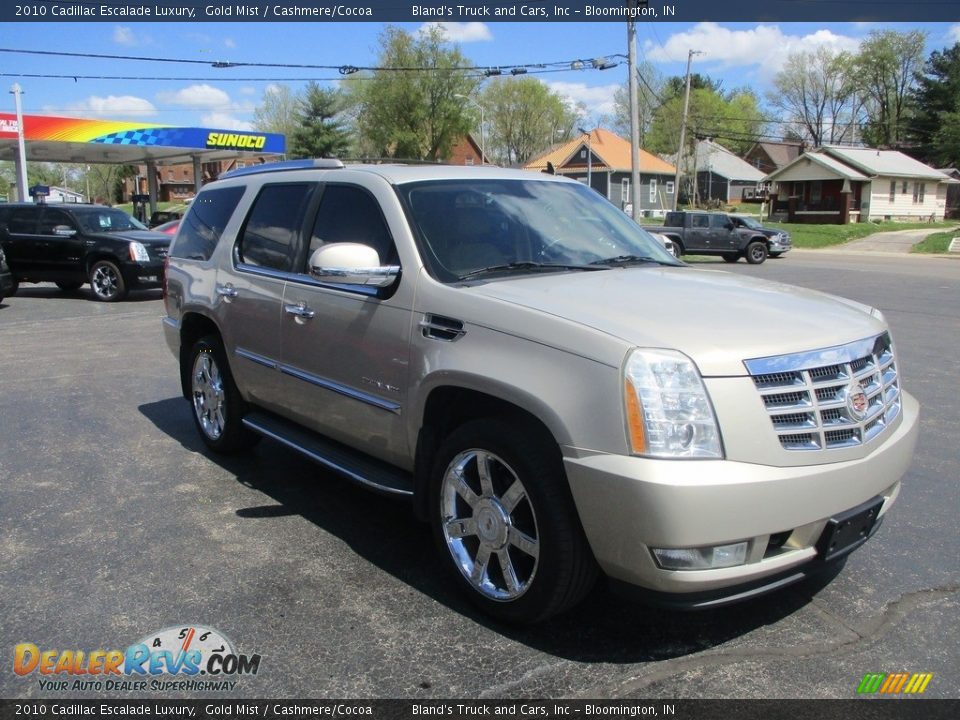 Front 3/4 View of 2010 Cadillac Escalade Luxury Photo #5