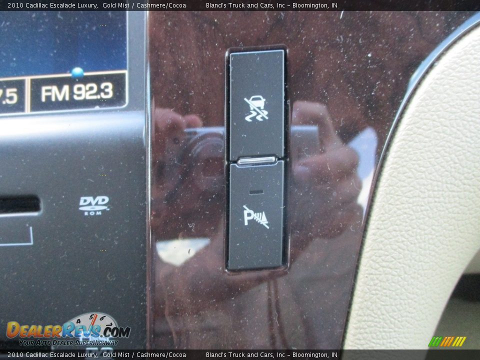 2010 Cadillac Escalade Luxury Gold Mist / Cashmere/Cocoa Photo #17