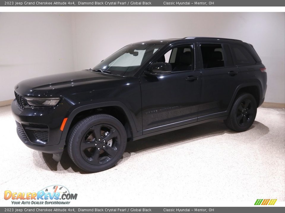 2023 Jeep Grand Cherokee Altitude 4x4 Diamond Black Crystal Pearl / Global Black Photo #3