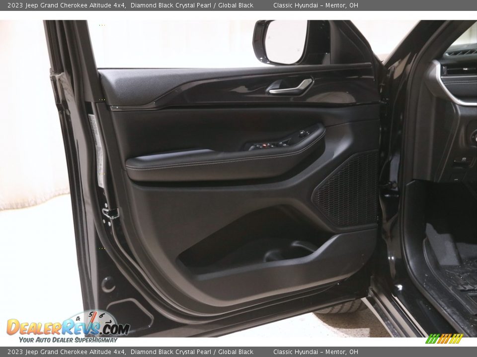2023 Jeep Grand Cherokee Altitude 4x4 Diamond Black Crystal Pearl / Global Black Photo #4
