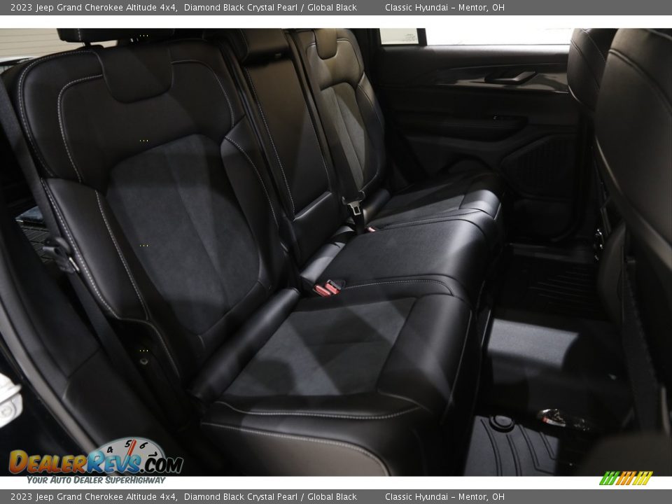 2023 Jeep Grand Cherokee Altitude 4x4 Diamond Black Crystal Pearl / Global Black Photo #18
