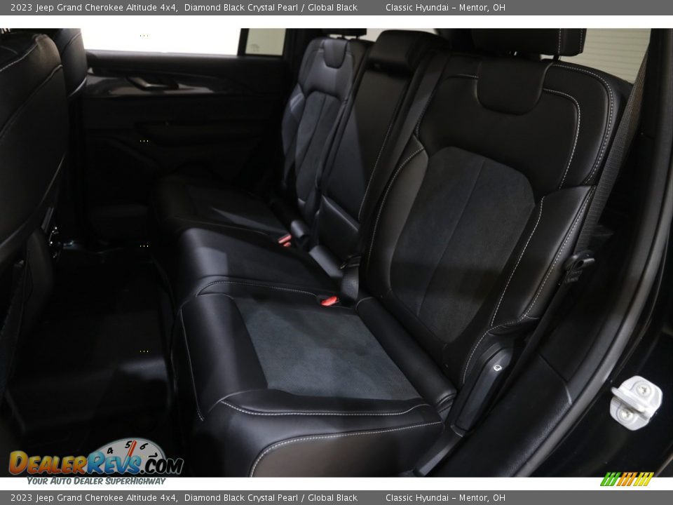 2023 Jeep Grand Cherokee Altitude 4x4 Diamond Black Crystal Pearl / Global Black Photo #19