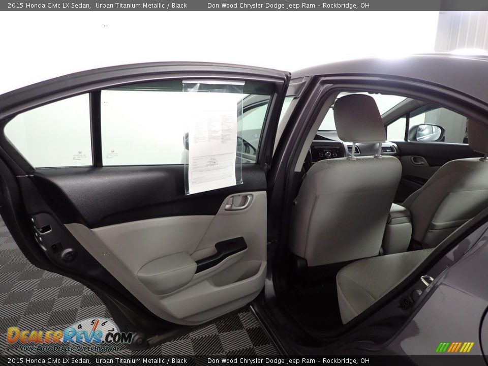 2015 Honda Civic LX Sedan Urban Titanium Metallic / Black Photo #23