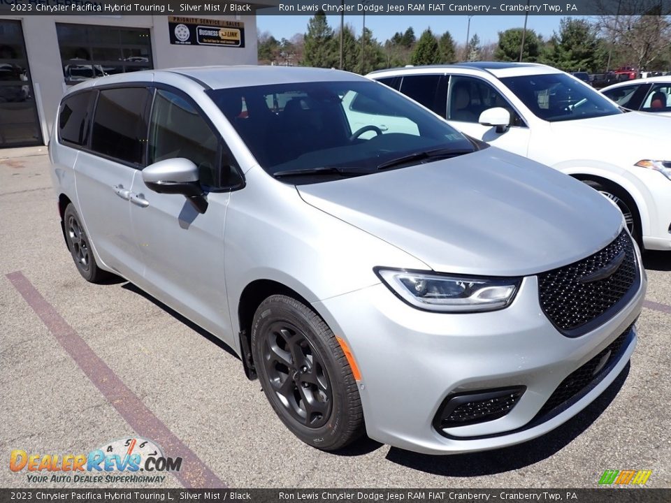 Front 3/4 View of 2023 Chrysler Pacifica Hybrid Touring L Photo #3