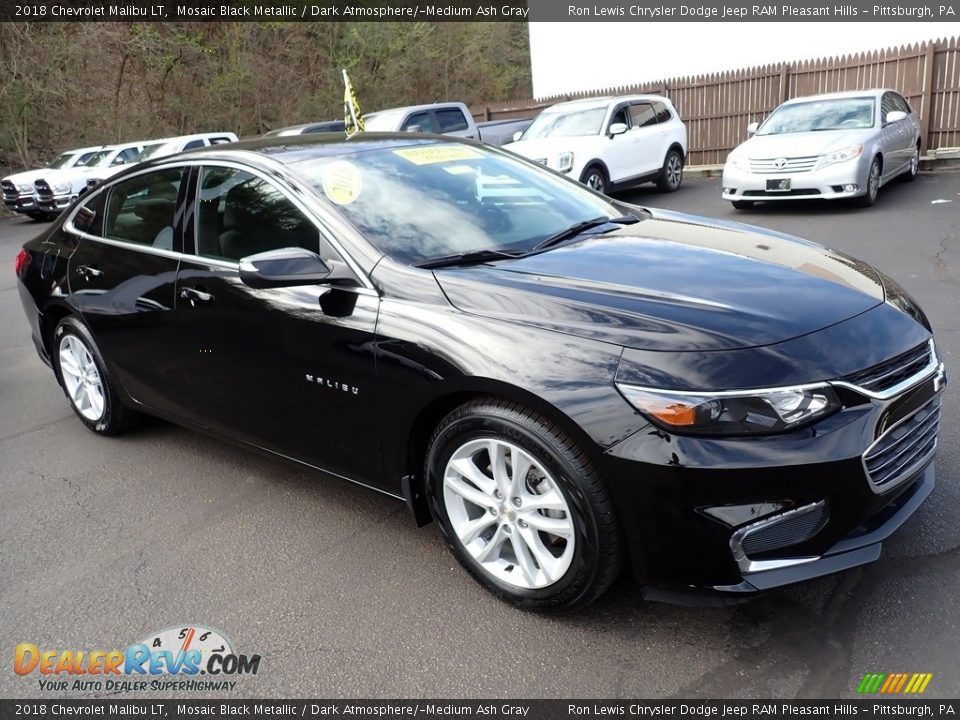 Front 3/4 View of 2018 Chevrolet Malibu LT Photo #8