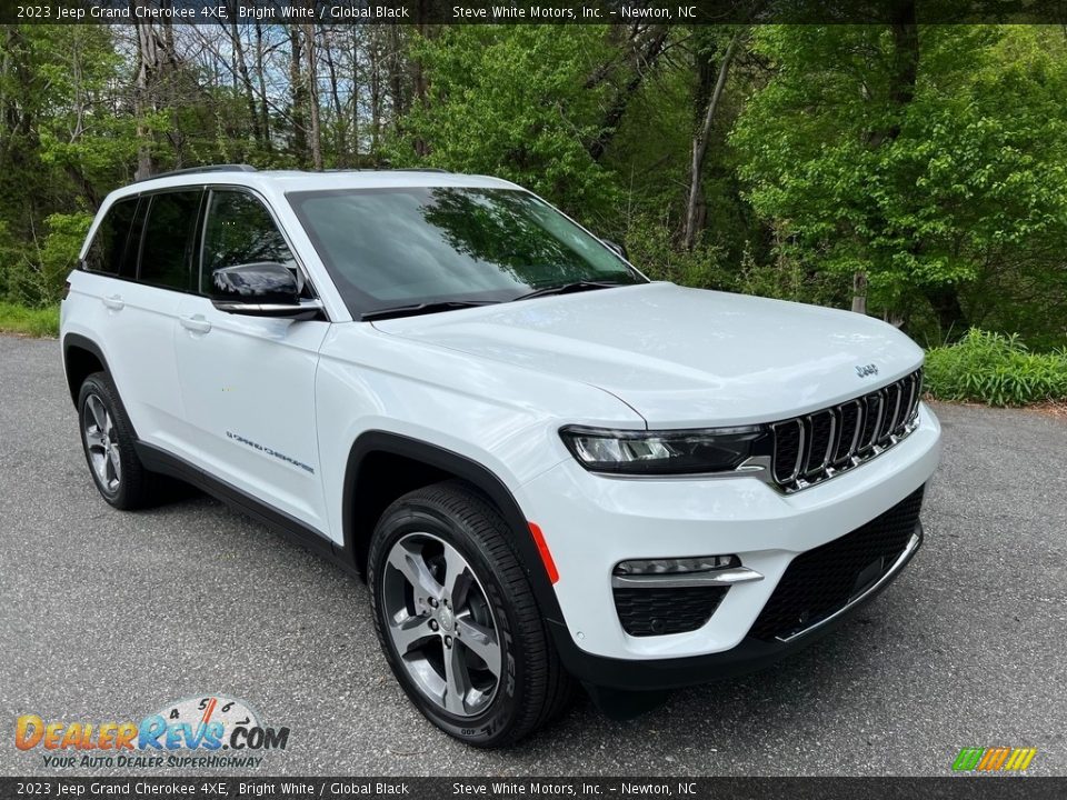 Front 3/4 View of 2023 Jeep Grand Cherokee 4XE Photo #5