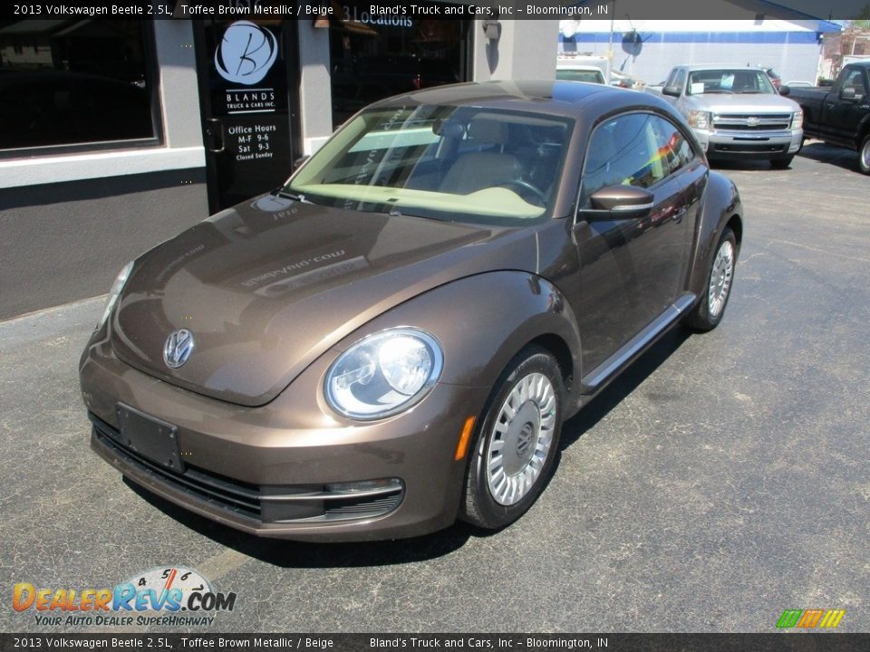 2013 Volkswagen Beetle 2.5L Toffee Brown Metallic / Beige Photo #2