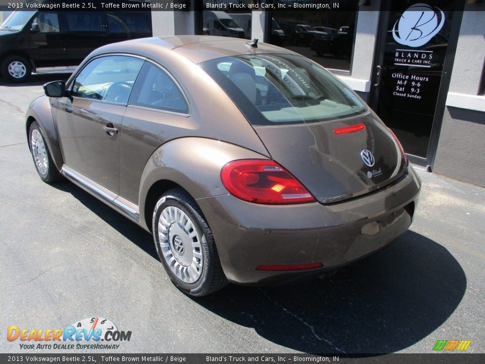 2013 Volkswagen Beetle 2.5L Toffee Brown Metallic / Beige Photo #3