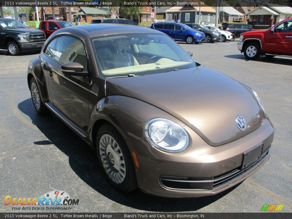 Front 3/4 View of 2013 Volkswagen Beetle 2.5L Photo #5
