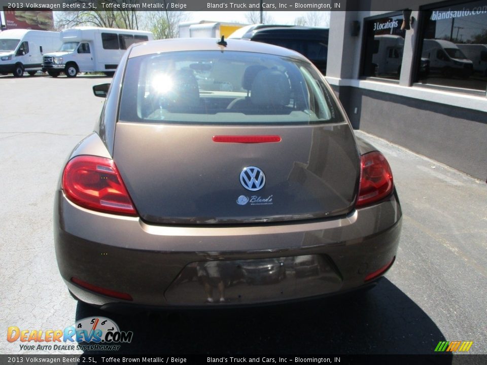 2013 Volkswagen Beetle 2.5L Toffee Brown Metallic / Beige Photo #22