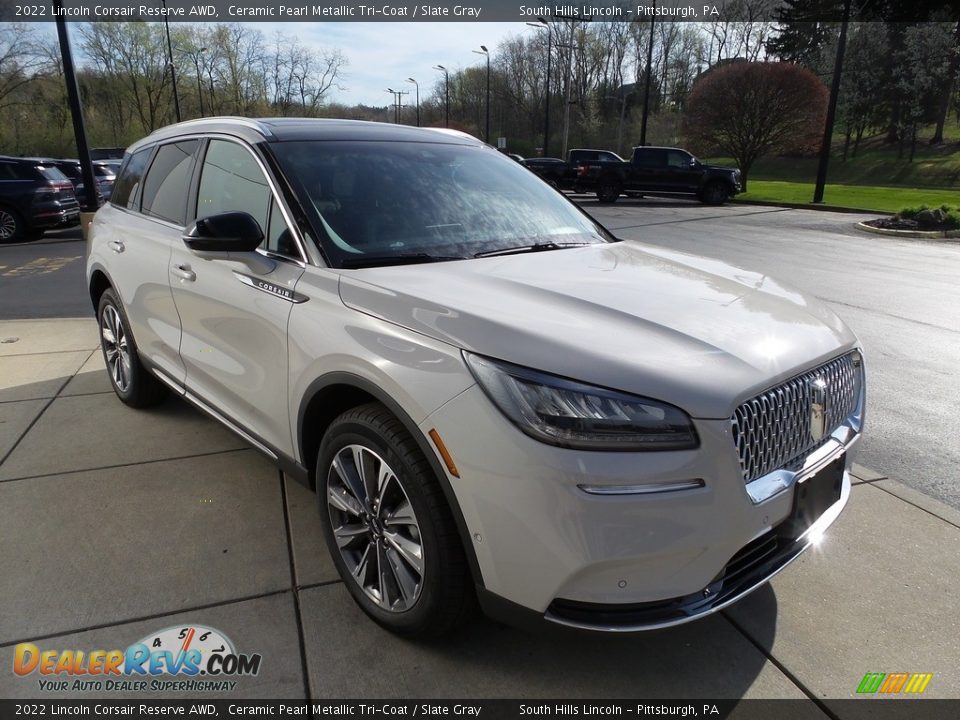 Front 3/4 View of 2022 Lincoln Corsair Reserve AWD Photo #8