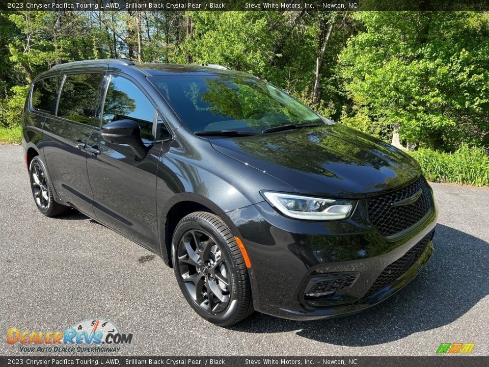 Front 3/4 View of 2023 Chrysler Pacifica Touring L AWD Photo #4