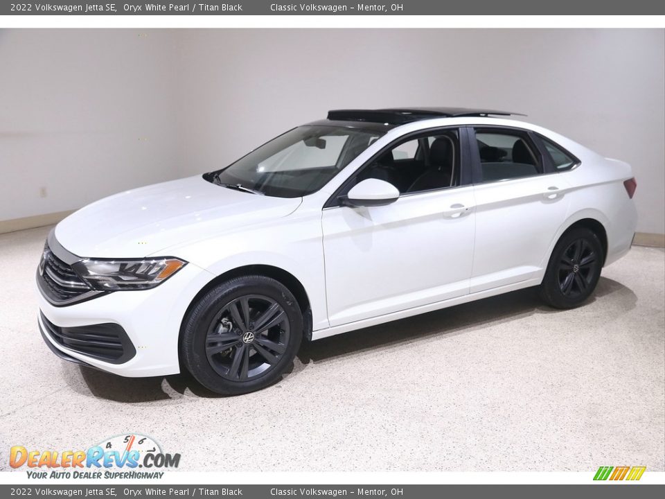 Front 3/4 View of 2022 Volkswagen Jetta SE Photo #3