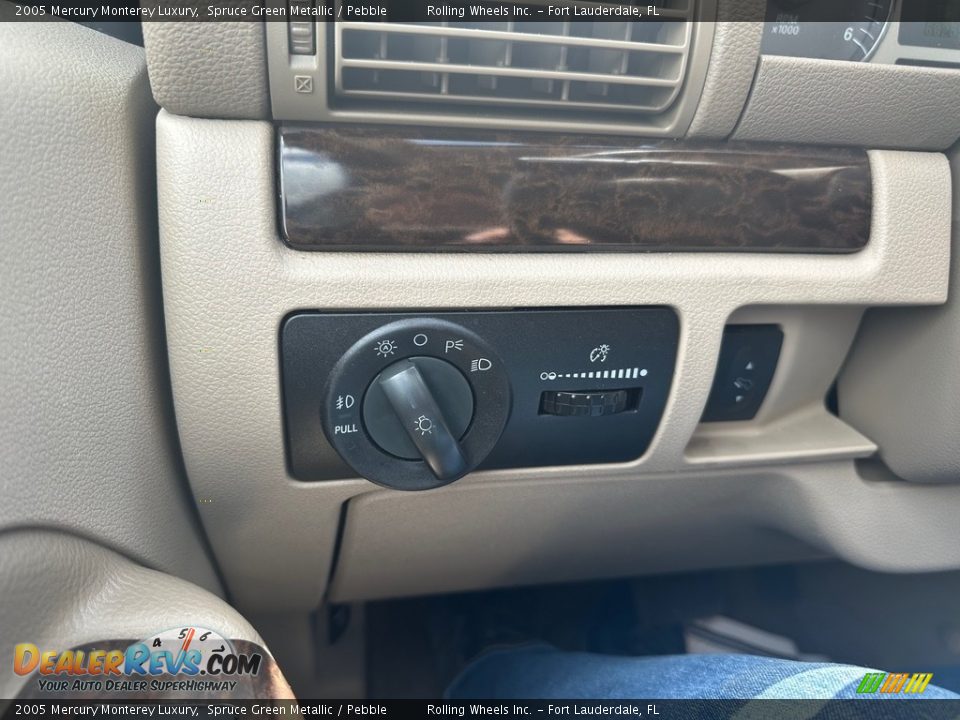 Controls of 2005 Mercury Monterey Luxury Photo #6