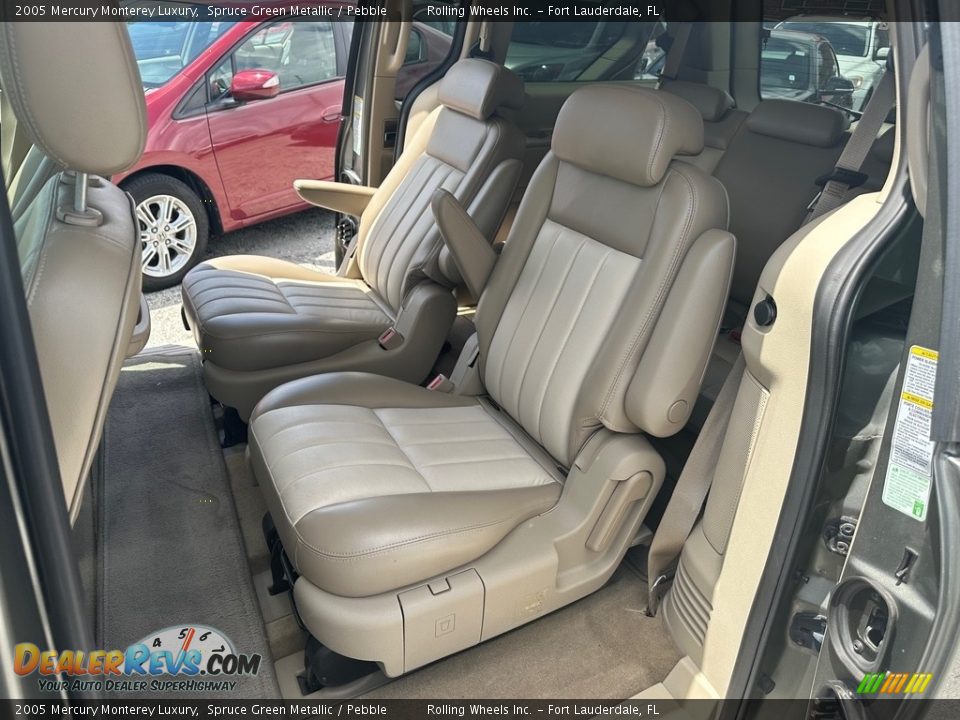 Rear Seat of 2005 Mercury Monterey Luxury Photo #24