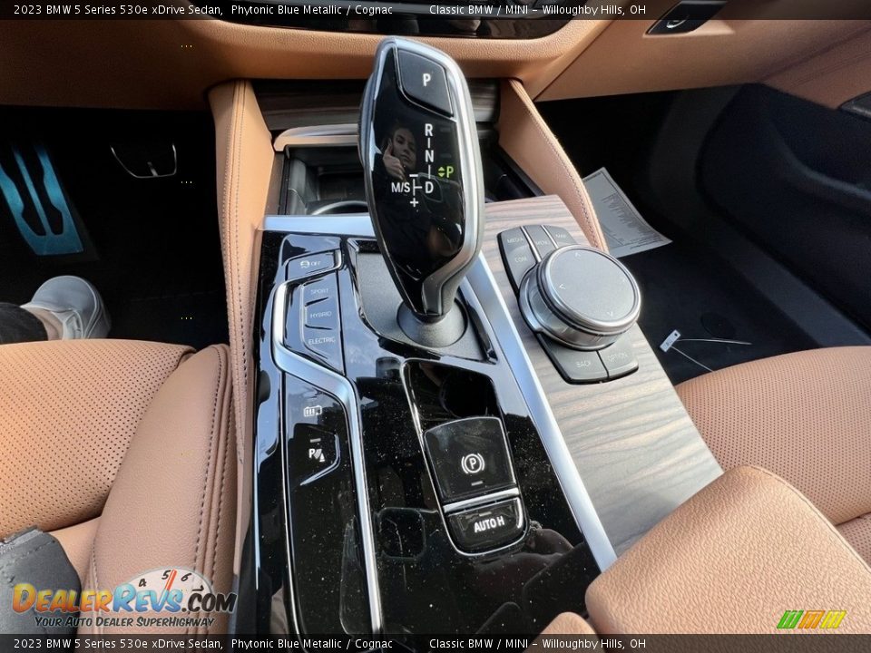 2023 BMW 5 Series 530e xDrive Sedan Shifter Photo #8