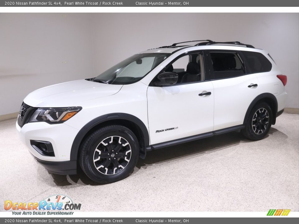 Front 3/4 View of 2020 Nissan Pathfinder SL 4x4 Photo #3