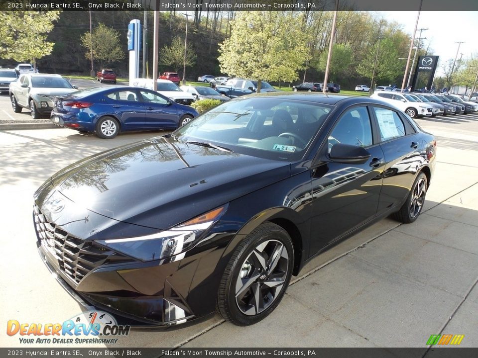 Front 3/4 View of 2023 Hyundai Elantra SEL Photo #7