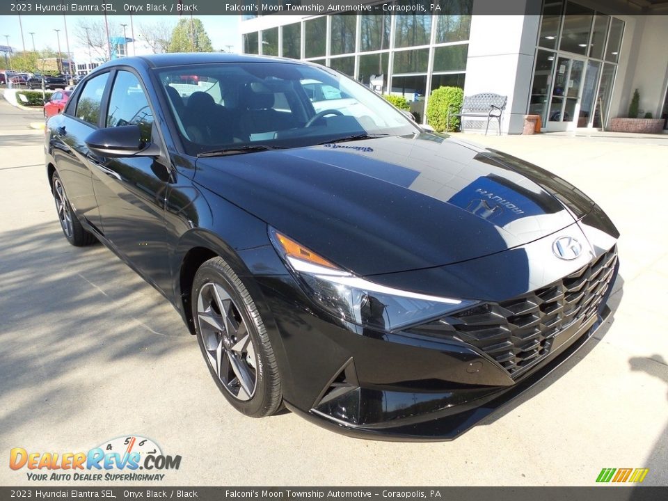Front 3/4 View of 2023 Hyundai Elantra SEL Photo #9