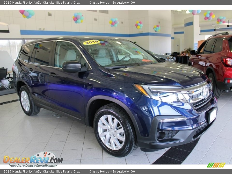 Front 3/4 View of 2019 Honda Pilot LX AWD Photo #3