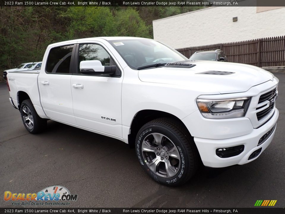 Front 3/4 View of 2023 Ram 1500 Laramie Crew Cab 4x4 Photo #8