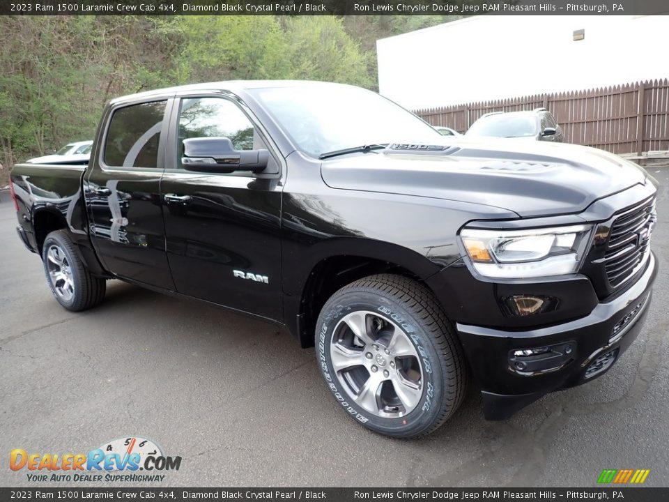 Front 3/4 View of 2023 Ram 1500 Laramie Crew Cab 4x4 Photo #8