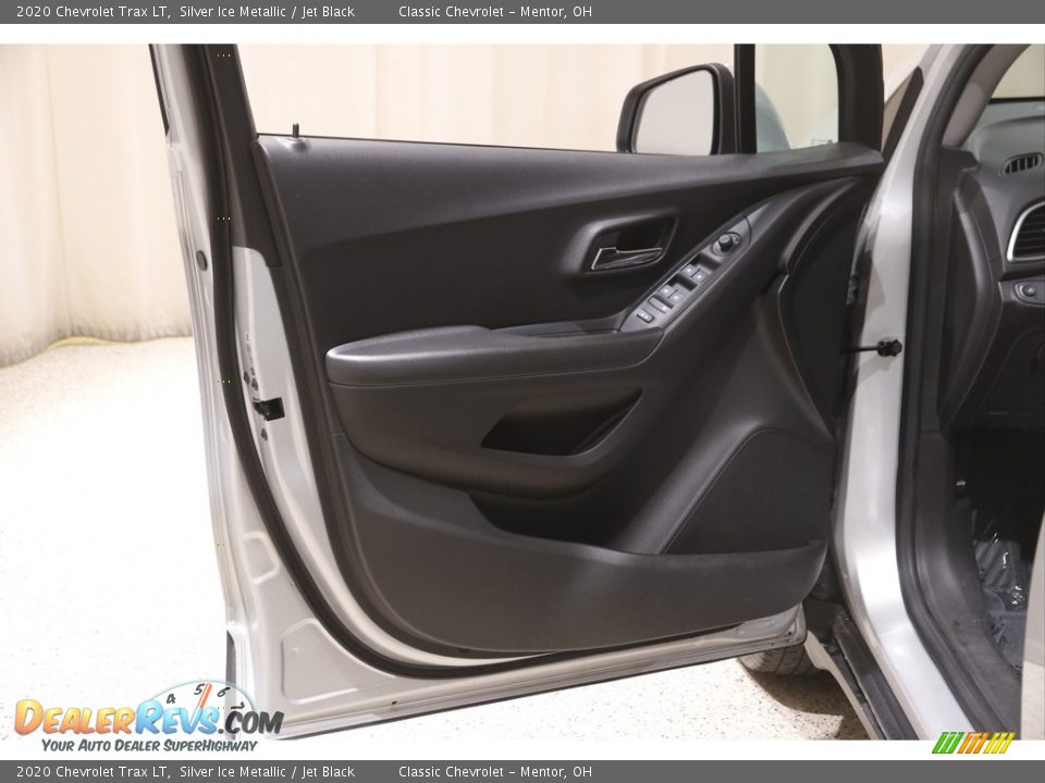 Door Panel of 2020 Chevrolet Trax LT Photo #4