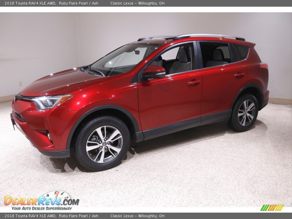 Front 3/4 View of 2018 Toyota RAV4 XLE AWD Photo #3