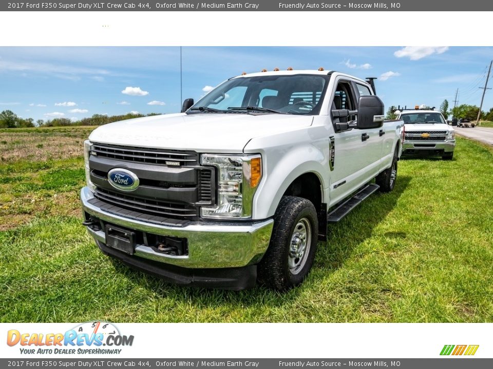 2017 Ford F350 Super Duty XLT Crew Cab 4x4 Oxford White / Medium Earth Gray Photo #4