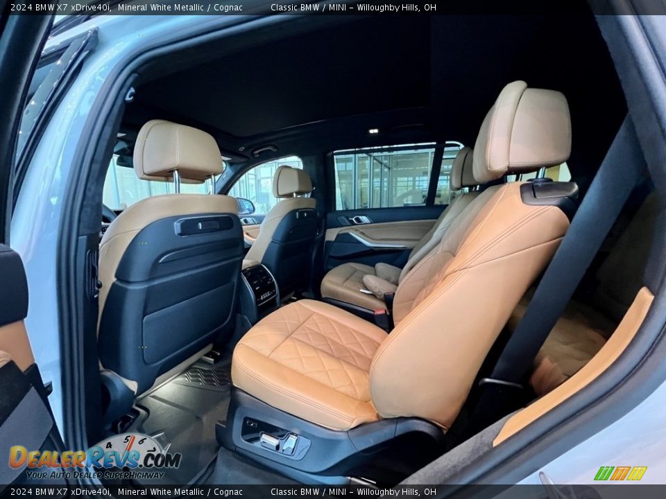 Rear Seat of 2024 BMW X7 xDrive40i Photo #4