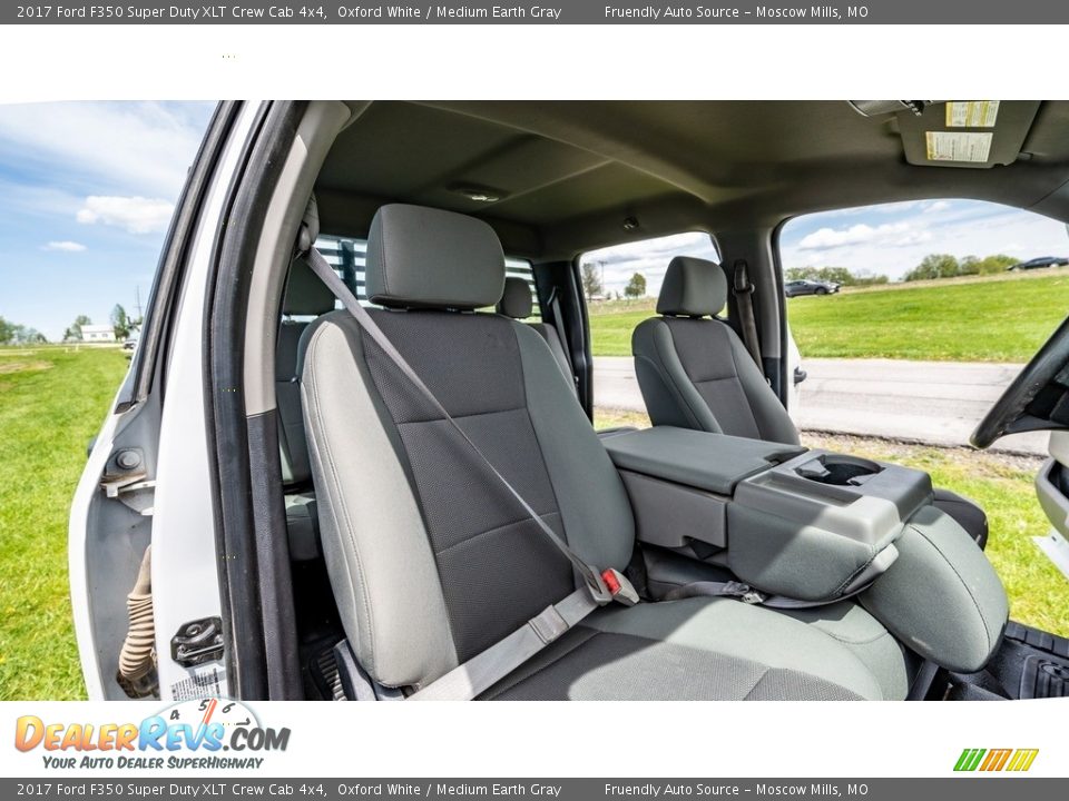 2017 Ford F350 Super Duty XLT Crew Cab 4x4 Oxford White / Medium Earth Gray Photo #29