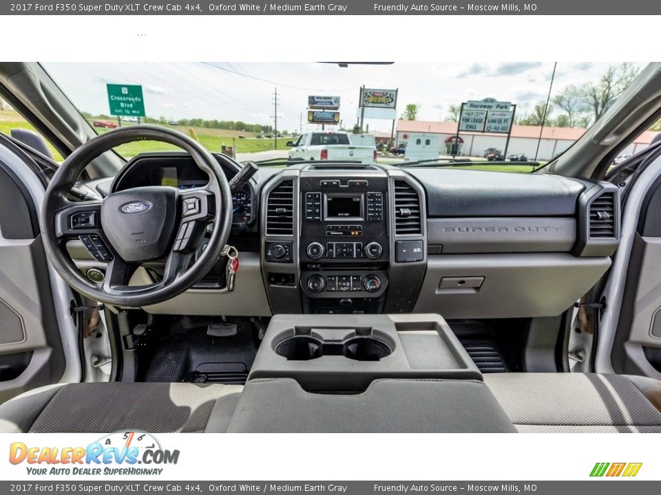 2017 Ford F350 Super Duty XLT Crew Cab 4x4 Oxford White / Medium Earth Gray Photo #30