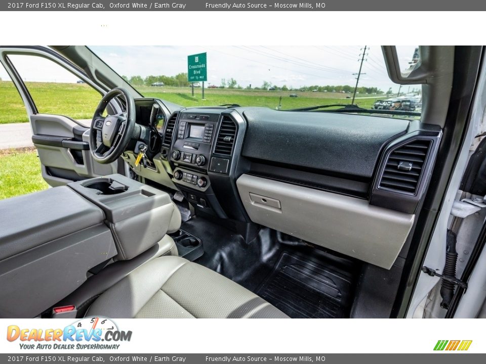 2017 Ford F150 XL Regular Cab Oxford White / Earth Gray Photo #24