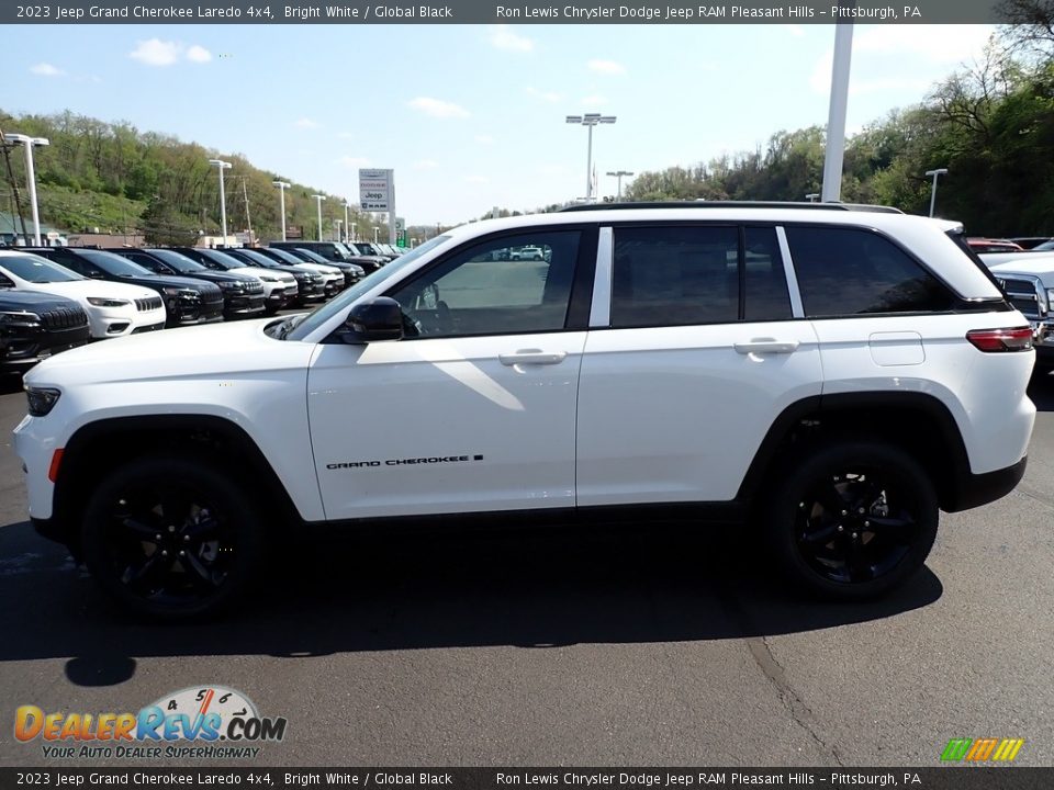 2023 Jeep Grand Cherokee Laredo 4x4 Bright White / Global Black Photo #2