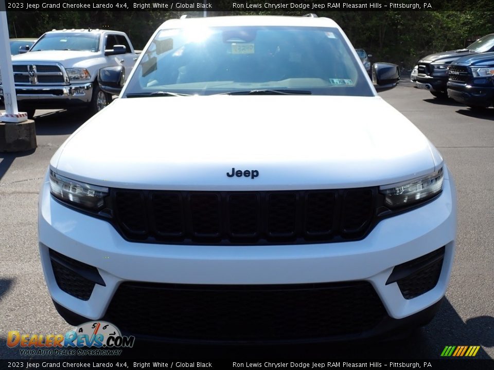 2023 Jeep Grand Cherokee Laredo 4x4 Bright White / Global Black Photo #9
