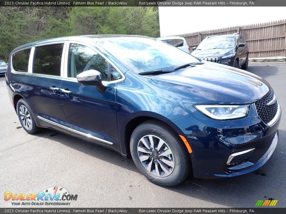 Front 3/4 View of 2023 Chrysler Pacifica Hybrid Limited Photo #8