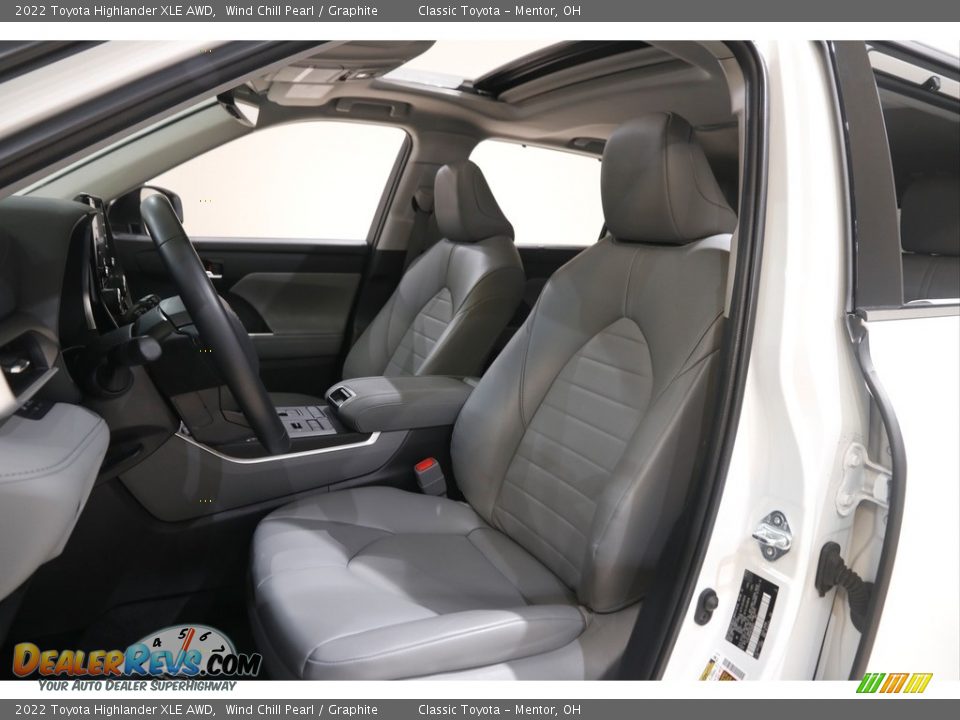2022 Toyota Highlander XLE AWD Wind Chill Pearl / Graphite Photo #5