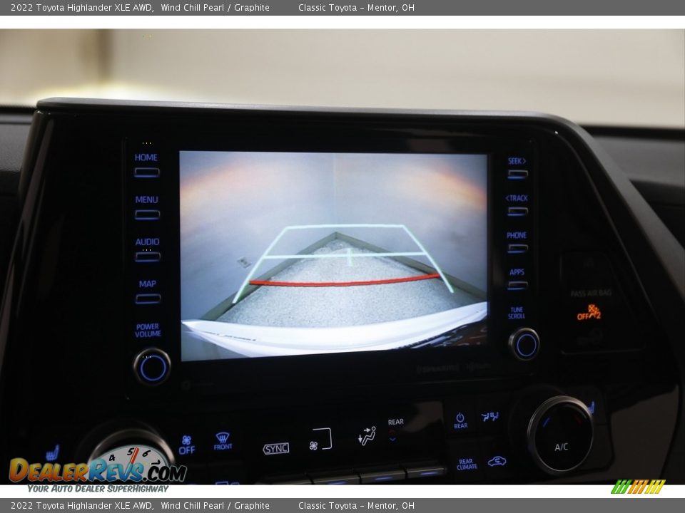 2022 Toyota Highlander XLE AWD Wind Chill Pearl / Graphite Photo #11