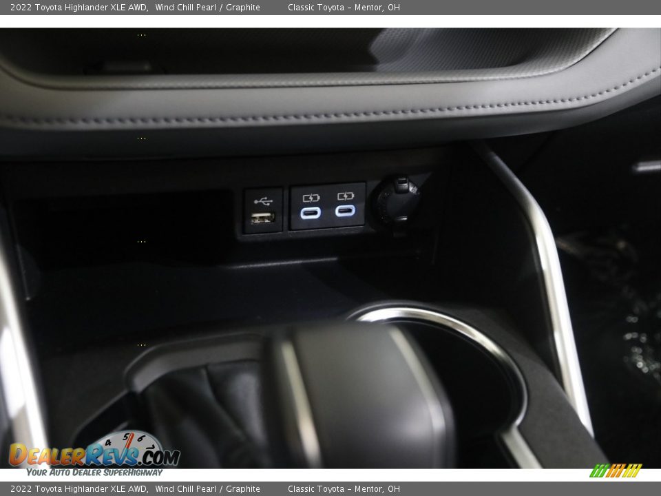 2022 Toyota Highlander XLE AWD Wind Chill Pearl / Graphite Photo #12