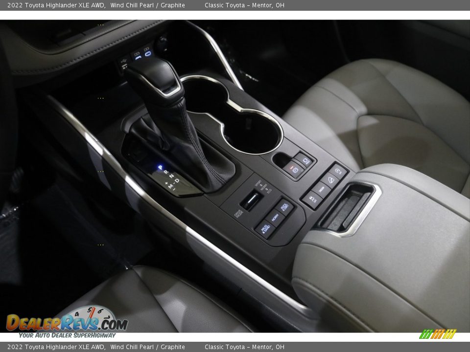 2022 Toyota Highlander XLE AWD Wind Chill Pearl / Graphite Photo #13