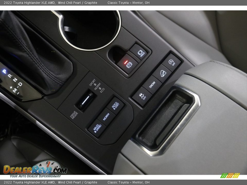 2022 Toyota Highlander XLE AWD Wind Chill Pearl / Graphite Photo #14