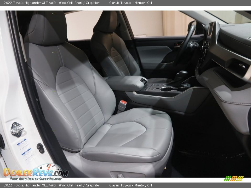 2022 Toyota Highlander XLE AWD Wind Chill Pearl / Graphite Photo #15